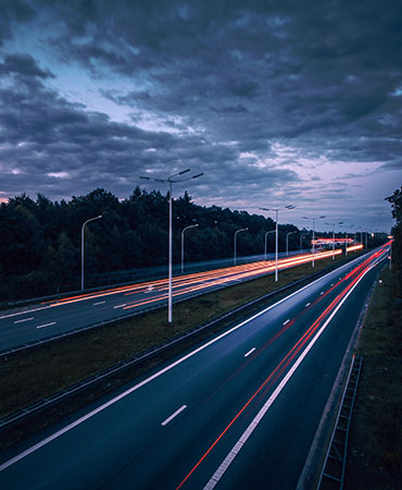Motorväg med ljus över vägen