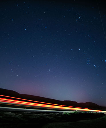 stjärnhimmel med neonljus under